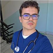 Un insegnante giovane e disposto a comprendere, con pazienza, le difficoltà di ogni alunno. Abile nelle spiegazioni.